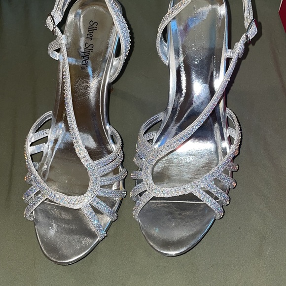 Silver Heels - Picture 5 of 5